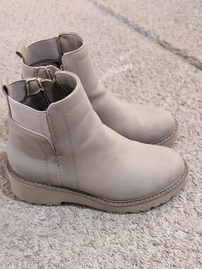 Kohl's Kids Chelsea Ankle Boots in Light Taupe